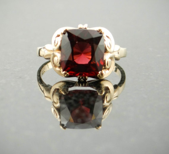 Gorgeous Vintage Spiral Motif Ring with Fine Garnet Center