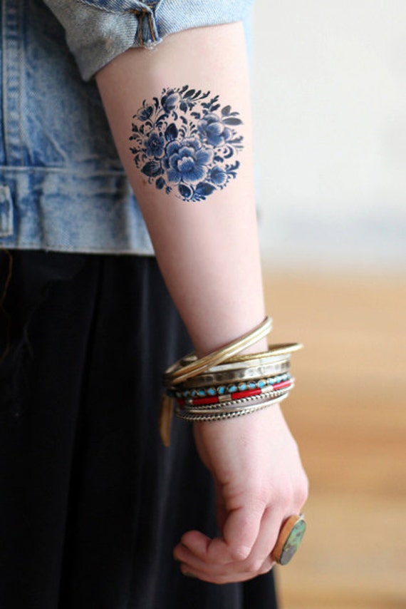 Temporary round 'Delfts Blauw' floral tattoo