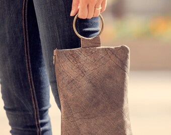 Brown leather clutch - Soft Leather wristlet clutch - Women handbag - Umber leather clutch - Metal ring in brass color - Zipper Pouch