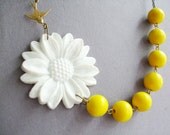 Statement Necklace,White Flower Necklace,Bridesmaid Jewelry Set,Yellow Jewelry,Beadwork,Bib Necklace,White Sunflower(Free matching earrings)