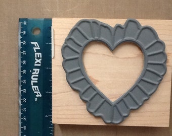 Luni mounted grey rubber stamp Ruffled Heart