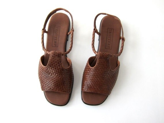 90s brown woven leather sandals. peep toe by dirtybirdiesvintage