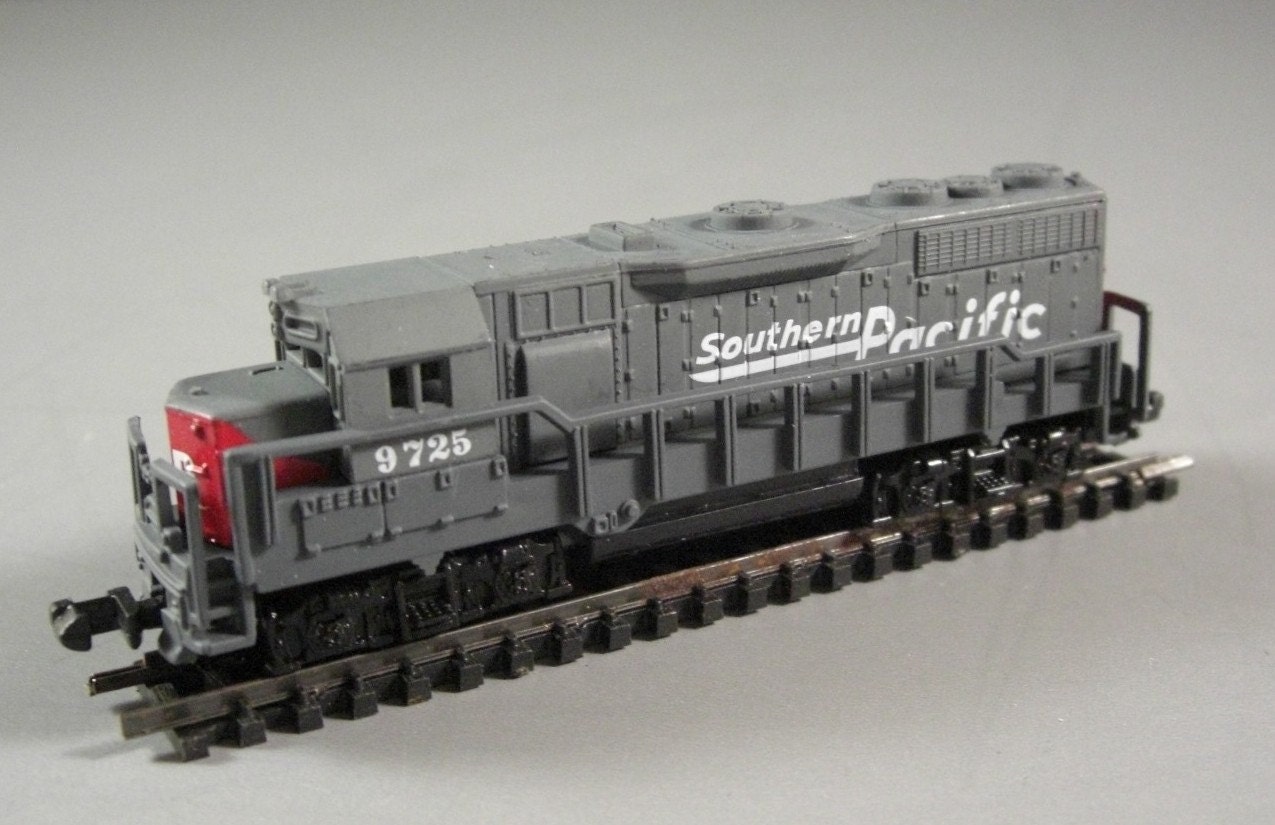 N Scale Southern Pacific Train Engine