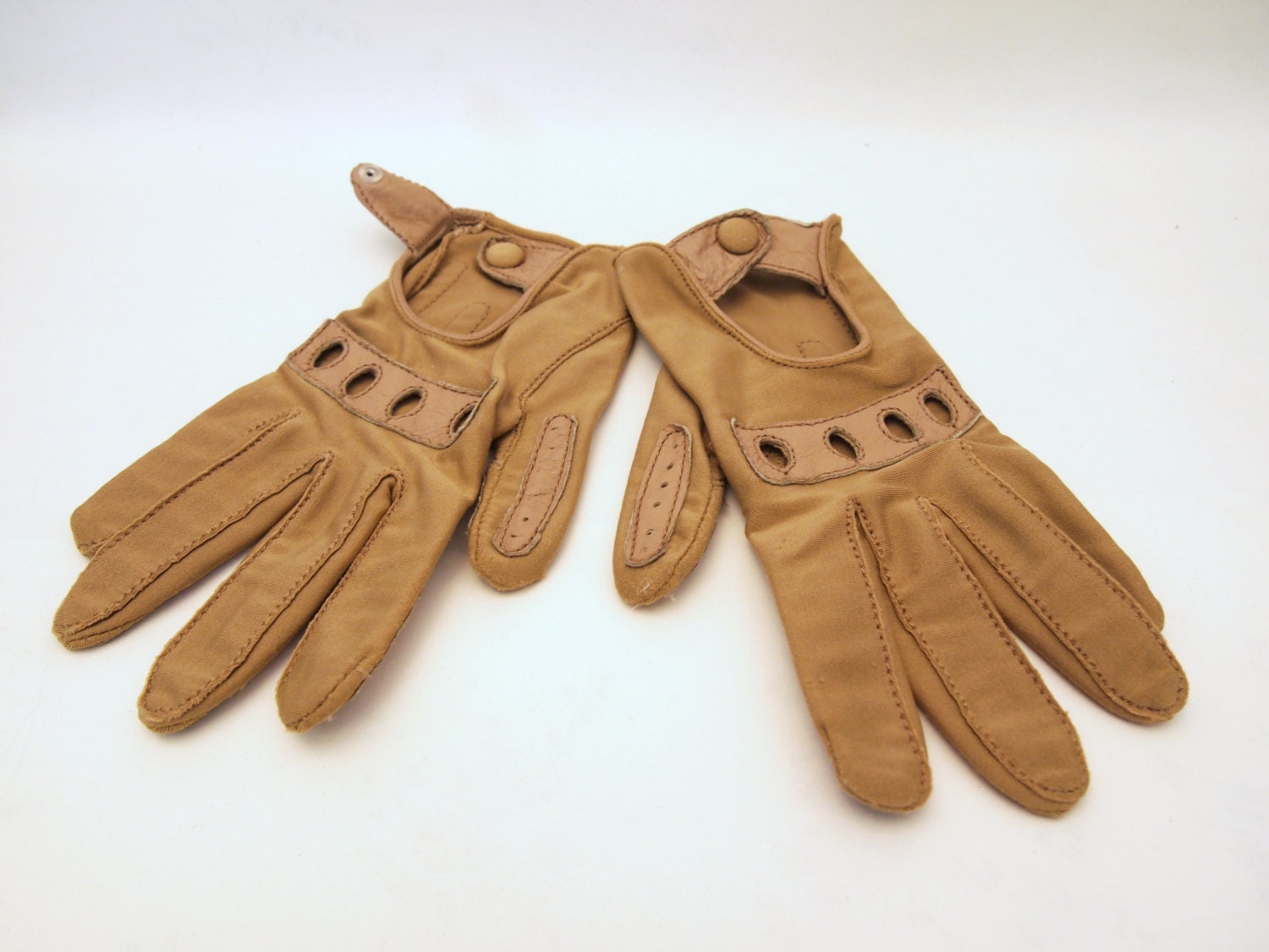 Vintage Tan Aris Isotoner Gloves Nylon Driving by alicksandraflin