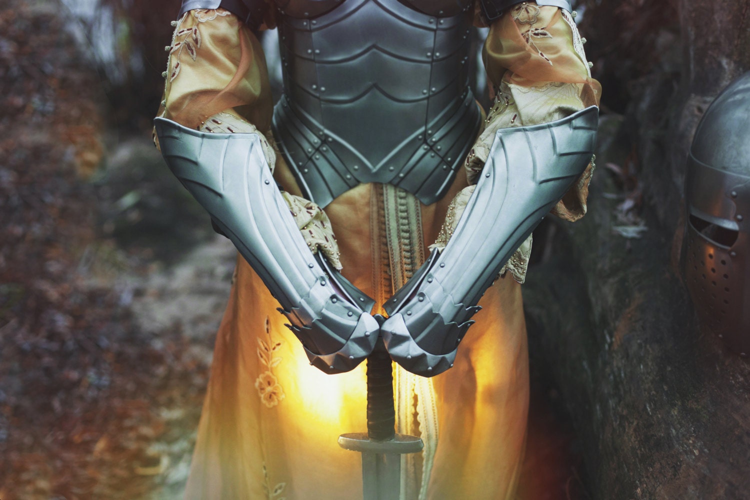 ARM PROTECTIONS Steel Armor Bracers with glove of Female