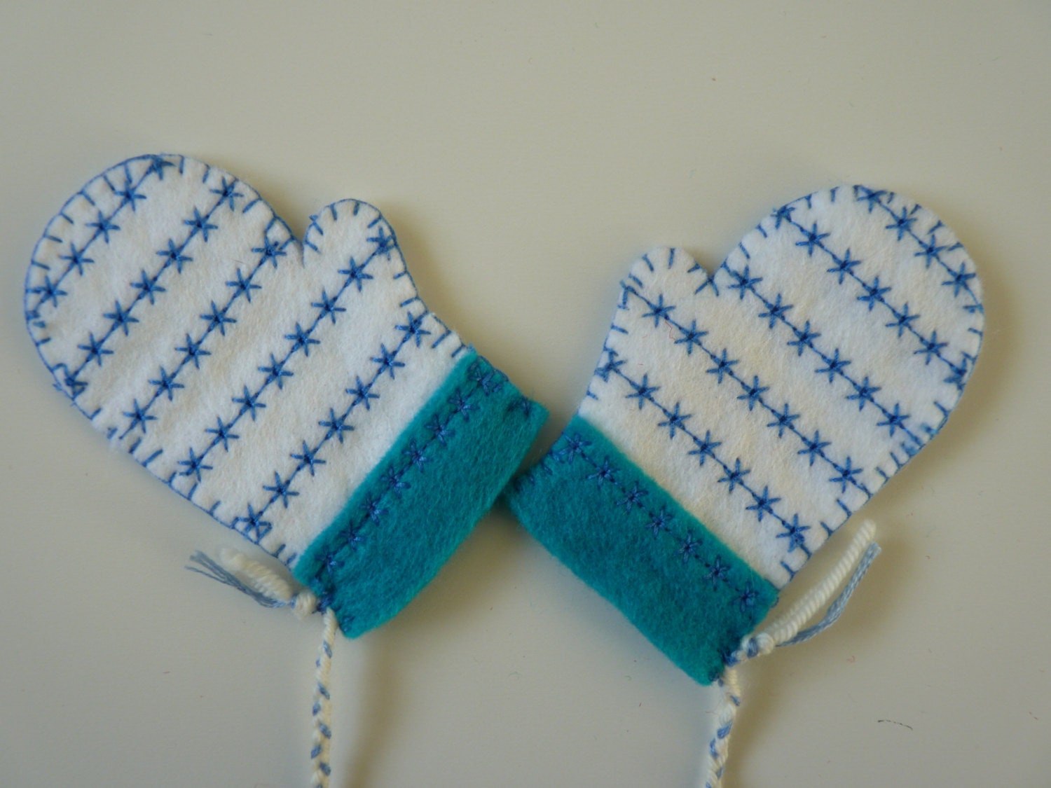 Free Postage! Pair of Turquoise & White Felt Winter Warmer Mittens - Christmas Tree Ornament / Decoration / Gift Tag / Label