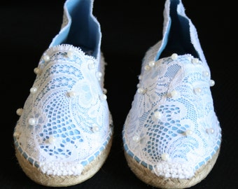 Alpargatas / zapatillas / calzado / zapatos espardenyes / de esparto, decoradas con puntilla y perlas.