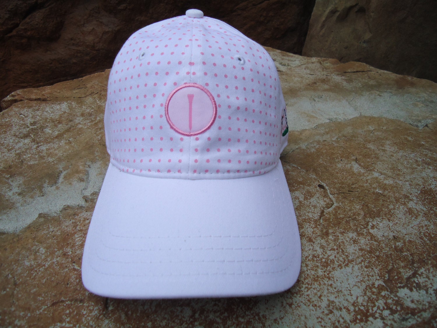 Women's Golf Hat White & Pink with Woven Label Tee Design