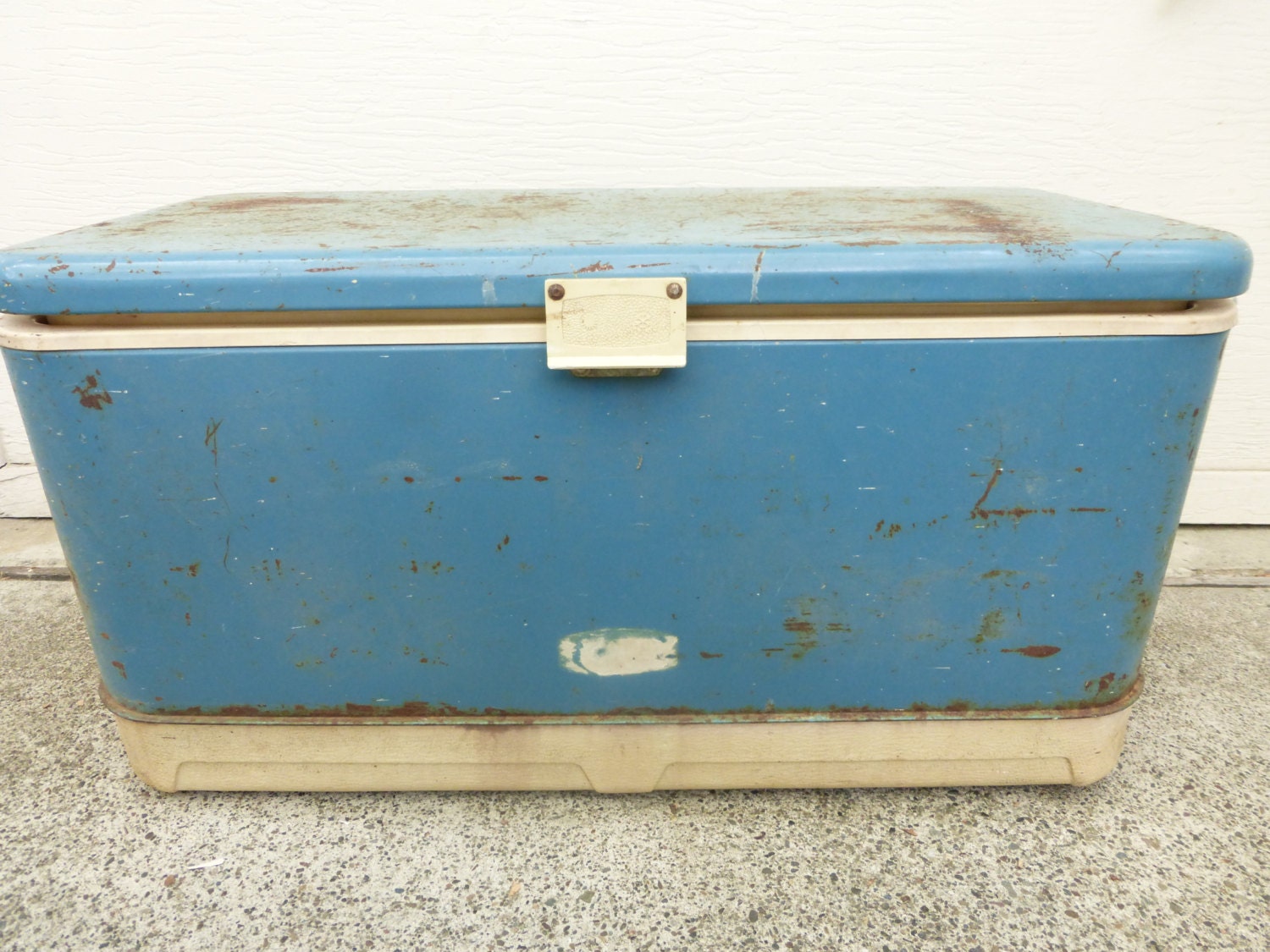 Vintage full size blue Thermos ice chest. Exterior is metal