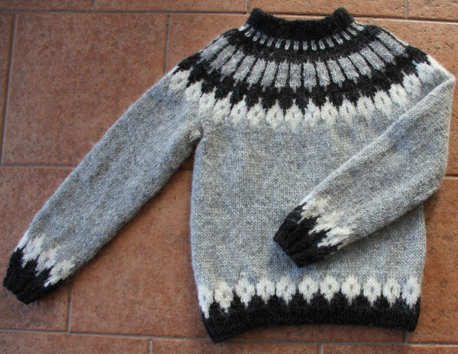 Icelandic wool sweater. Lopapeysa. Handmade.