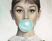 GLAMOUR Oval pendant metal brass with the image of Audrey Hepburn under glass GLAMOUR Oval pendant metal brass with the image of Audrey Hepburn under glass