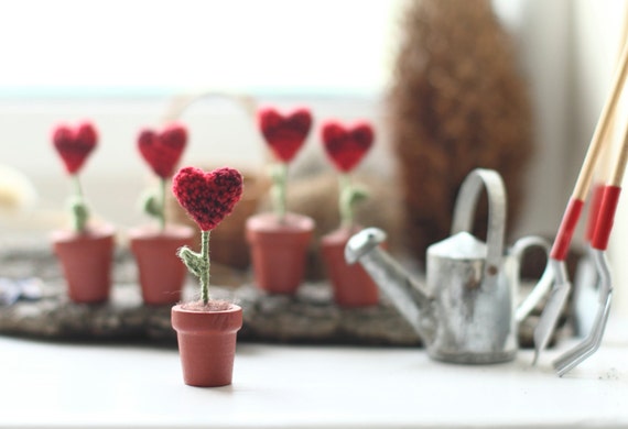 ONE Crochet heart in the pot, Mother's day, Valentine Decoration, sympathy gift, potted flower, Tiny HEART in a pot, crochet art, red, green