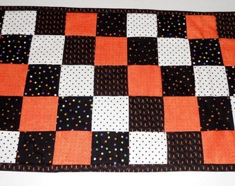 Halloween Quilted Table Runner, Quilted Table Topper in Black and Orange, Halloween Table Quilt, Patchwork Table Runner, Halloween Decor