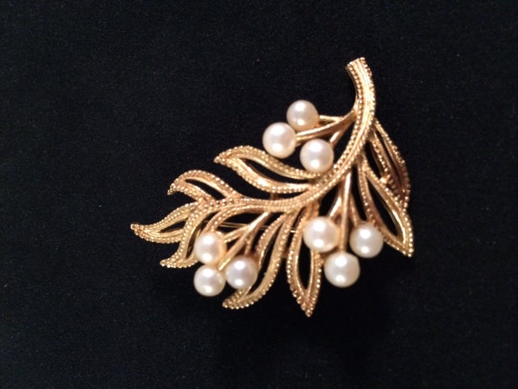 Crown Trifari Textured Gold Leaf and Pearl brooch by BubbaLouies