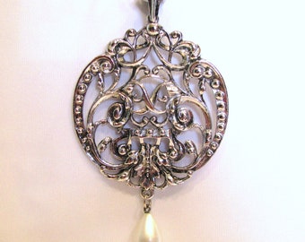 Vintage Avon Medallion Pendant Necklace Pearl Drop