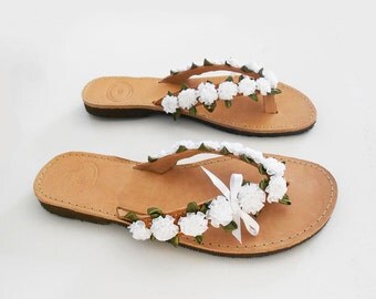 White Sandals, Bridal flip flops, Bridal Slippers, Wedding Party Flats, Floral Sandals, Beach Wedding Flats, Leather Flip Flops , Retro
