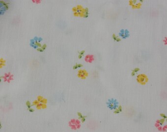Vintage Bed Sheet Fabric - 36 x 42, Dainty Flowers
