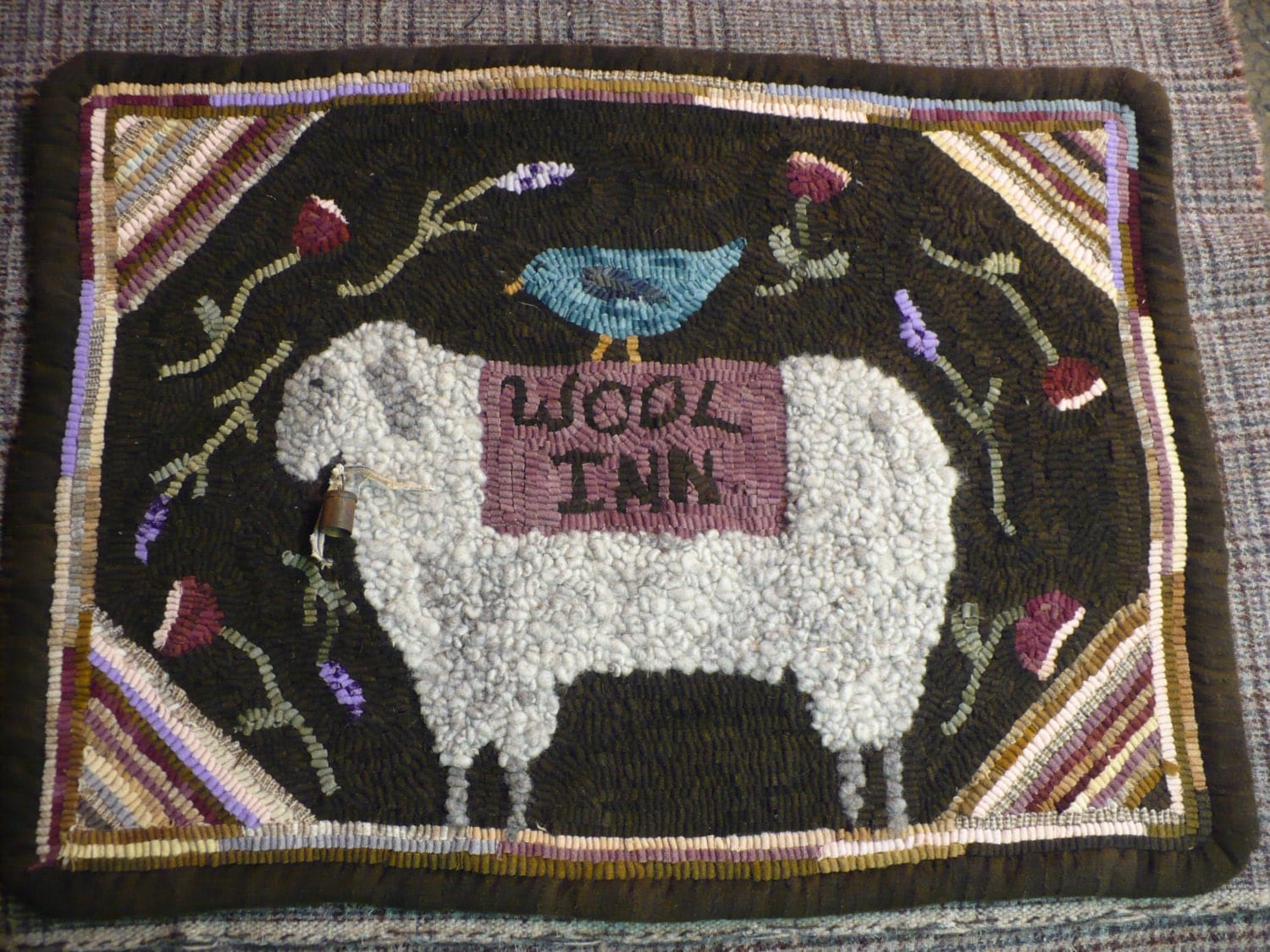 Primitive Rug Hooking Pattern on Linen 'Wool Inn'