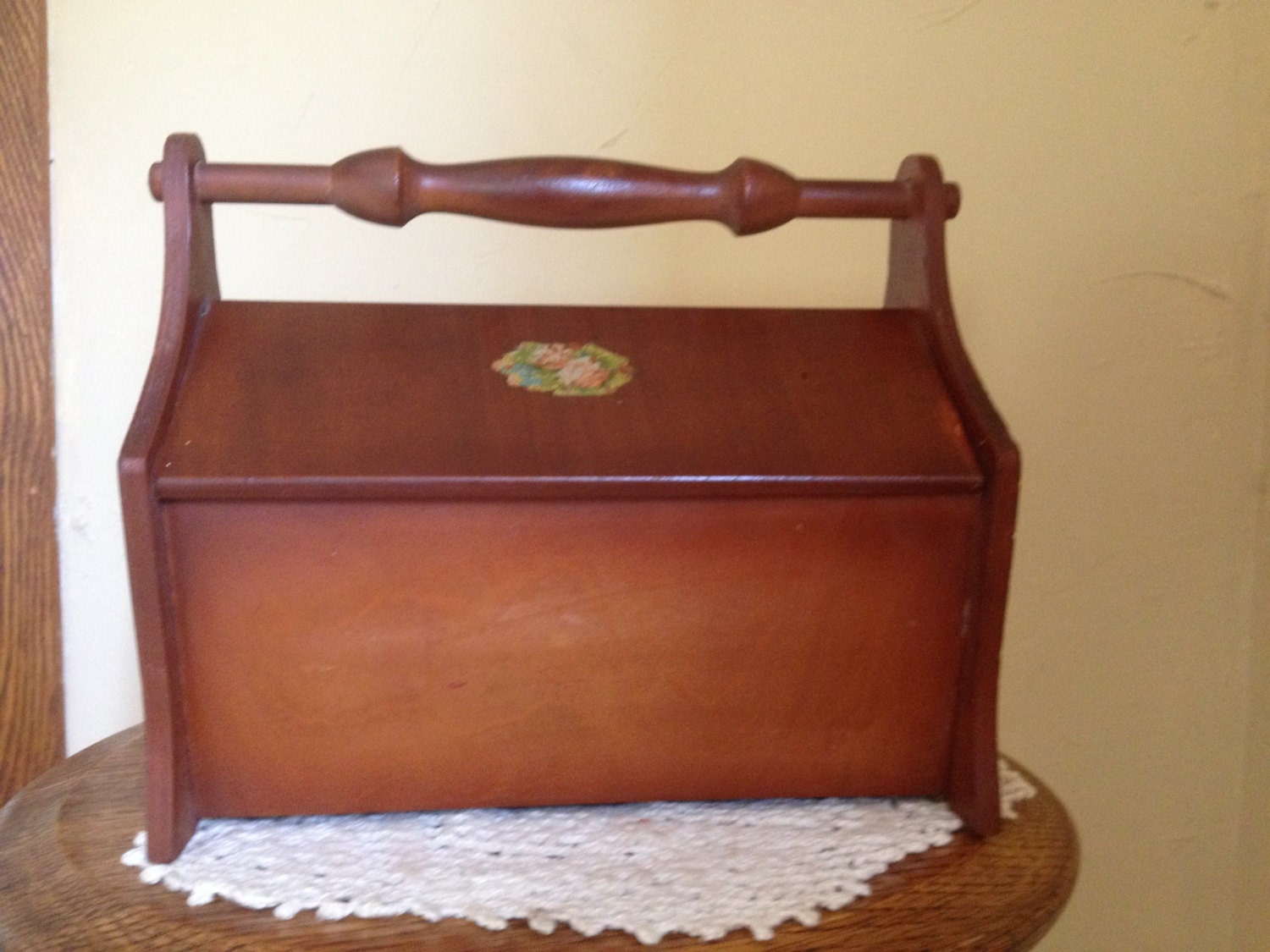 Vintage Small Wooden sewing box circa 1950’sGreat for storage. Haute