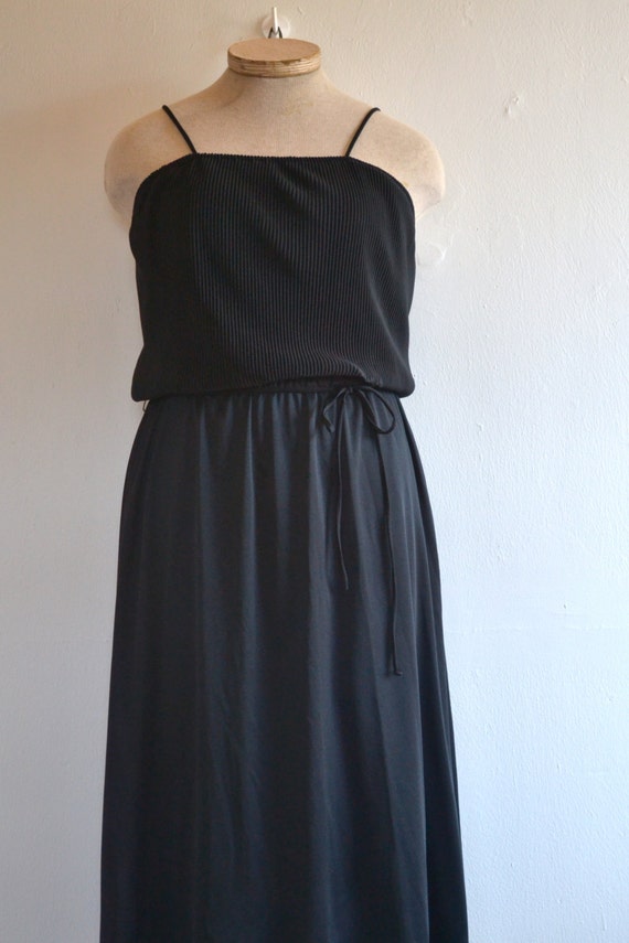 1970s black disco dress // little black dress // spaghetti