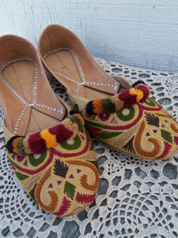 Pretty Festive Vintage Embroidered Leather ShoesEthnic Flats