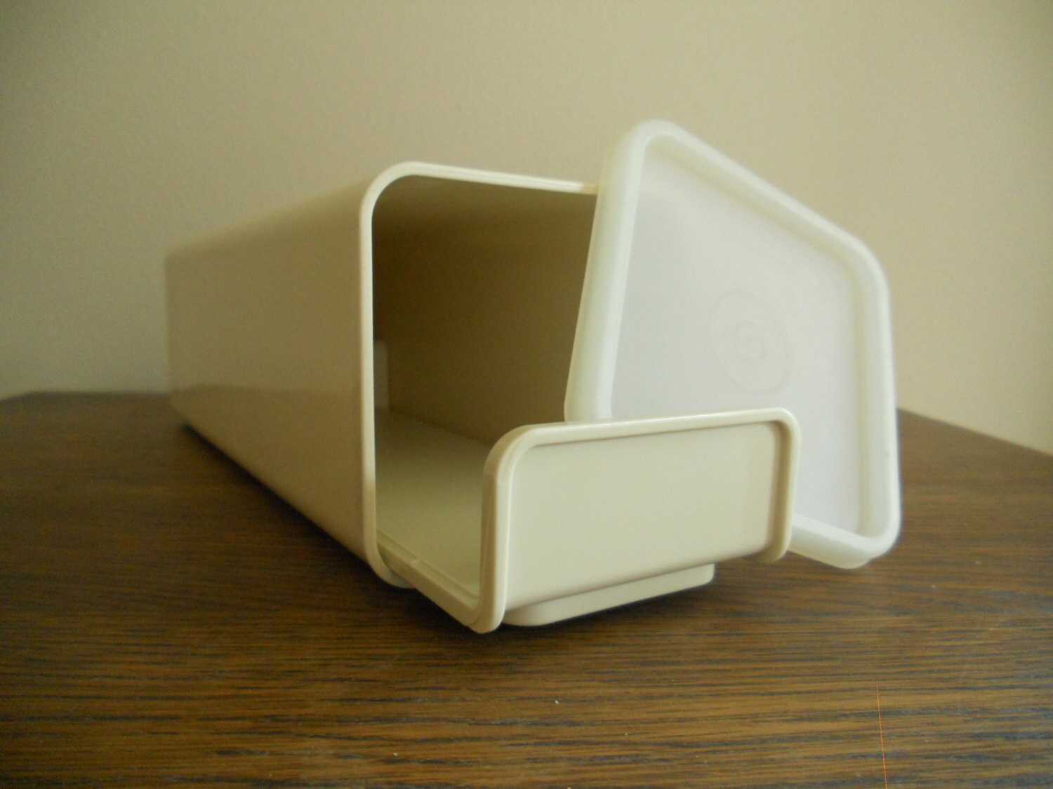 Tupperware 2 lb Velveeta Cheese Keeper Haute Juice