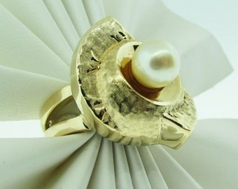 Circa 1960's vintage gold and Pearl ring.