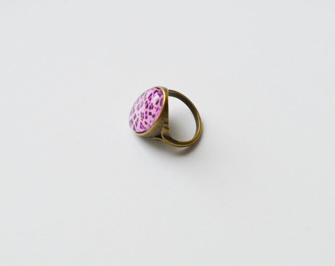ANIMAL PRINT Oval ring brass and glass with pink leopard in retro and vintage style, Ring size: 6.5 in (USA) / 13,5 (Italy) / 17 (Russia)