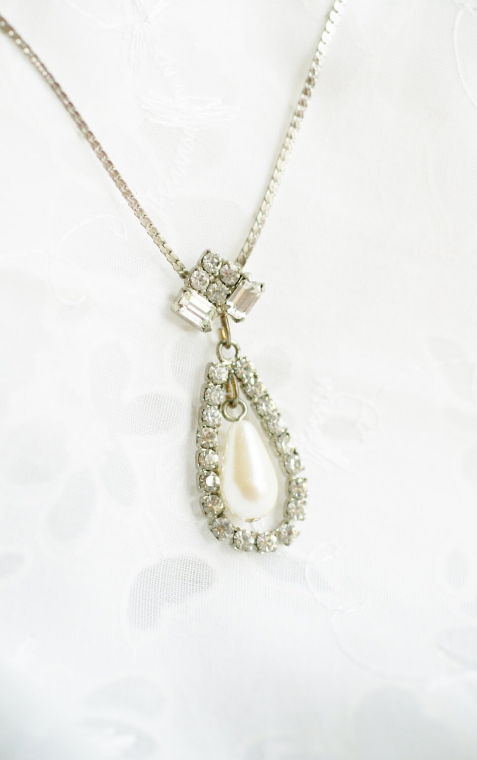 Rhinestone and Pearl teardrop silver tone vintage necklace