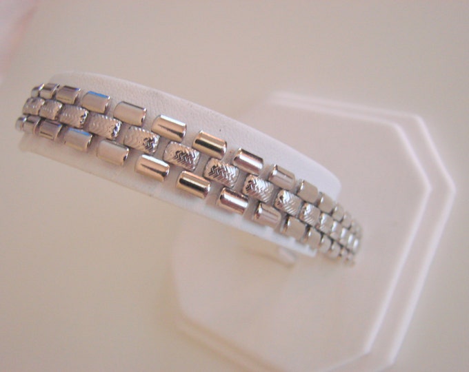 Classic Retro Silver Tone Link Bracelet / 70s 80s / Vintage Costume Jewelry / Jewellery