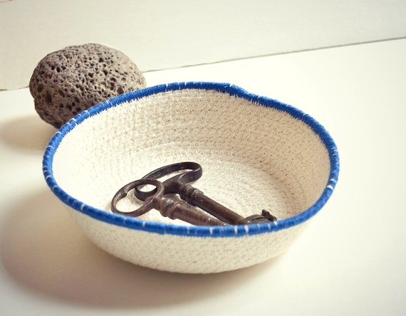 Ring bearer dish, Small rope bowl, Jewellery bowl, Key holder bow, Natural home decor, Bedside dish, Bread basket, Cotton rope bowl, Panier