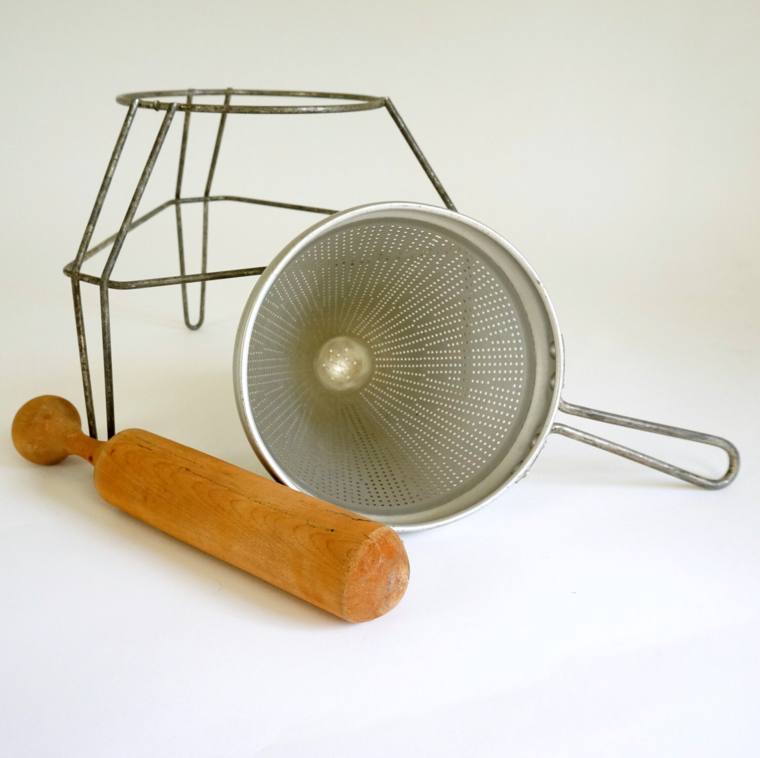 Aluminum Fruit Strainer Food Mill Ricer with Wood Pestle and