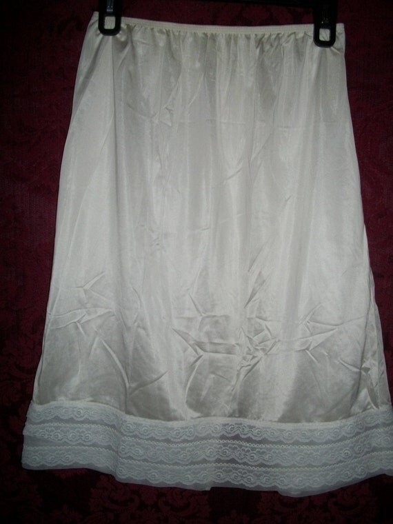 Vintage 1950s Ivory Nylon Lace Half Slip