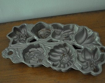 Vintage Used John Wright Co. Flowers Cast Iron Mold 1991 Pan Muffin USA
