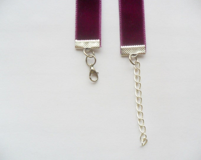 Purple velvet choker plain with a width of 5/8”inch.