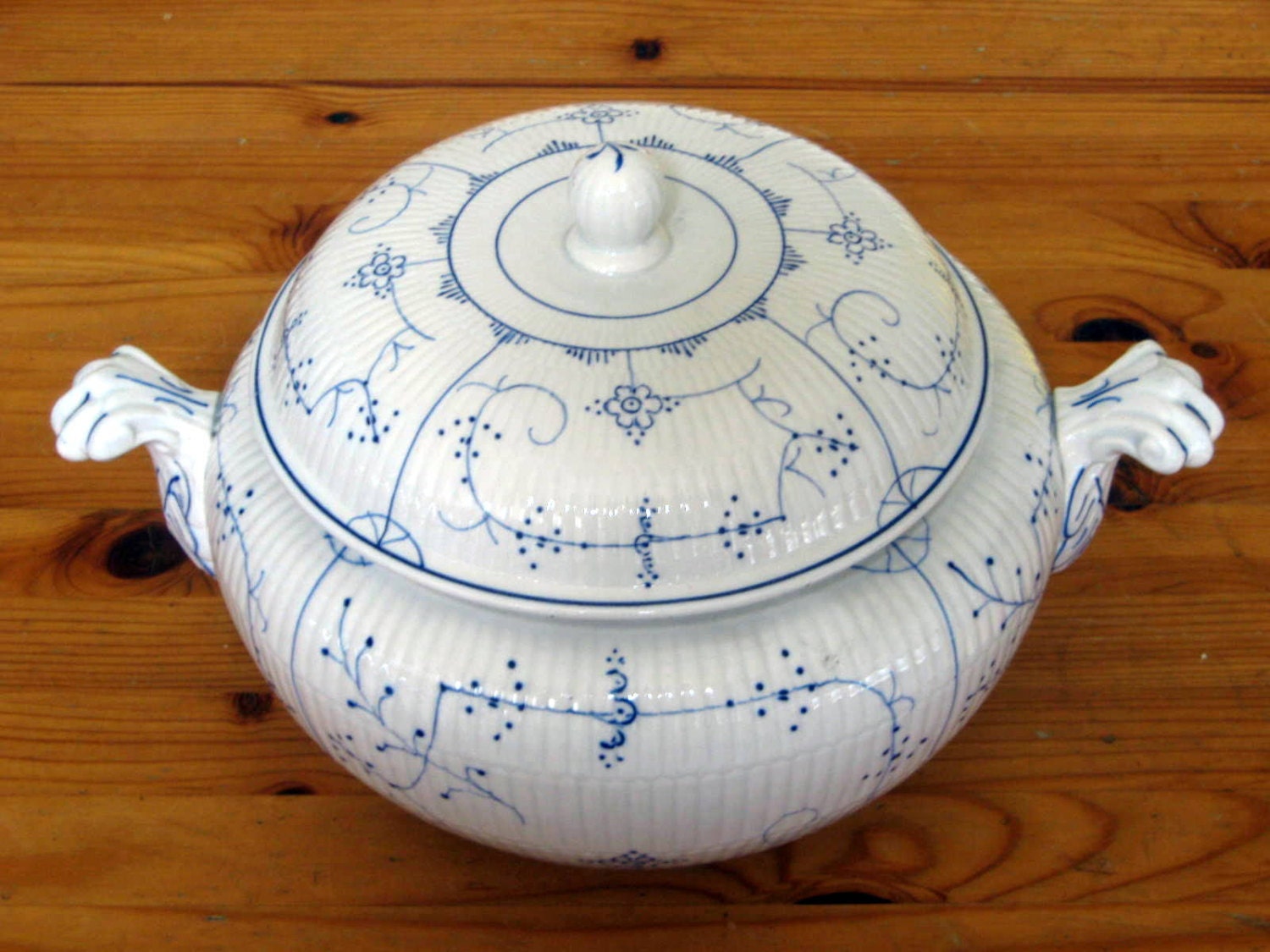 A Villeroy & Boch Dresden Soup Tureen and Cover by WestArtArchade