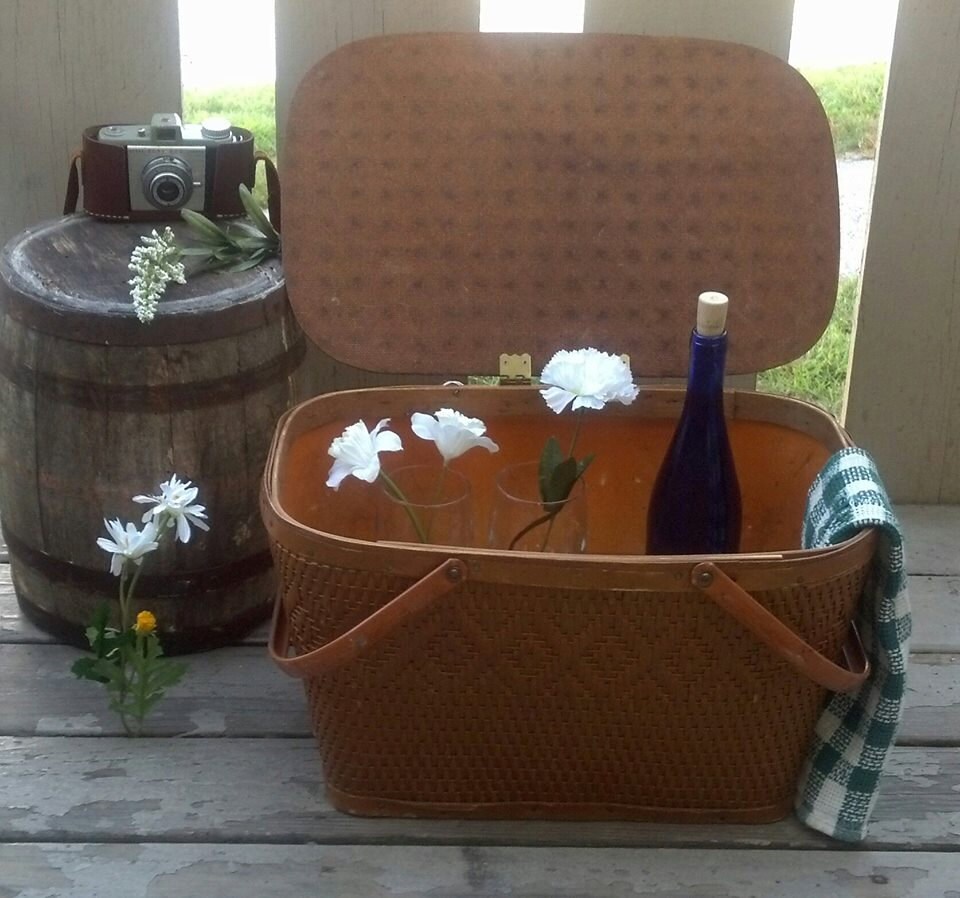 Vintage Redmon Picnic Basket with Metal Handles / by Flavsantiques