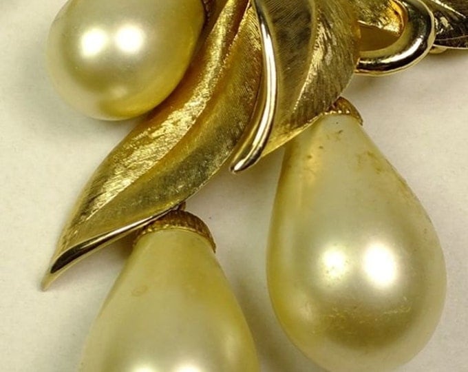 Storewide 25% Off SALE Vintage Marvella signed Glass pearl dangle gold tone brooch