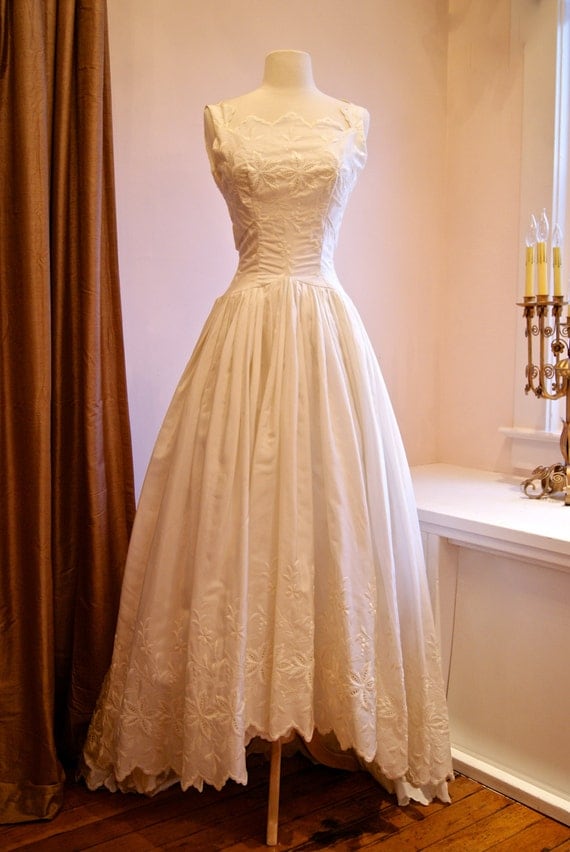 Vintage Wedding  Dress  1950s Lace Wedding  Gown  With Eyelet 