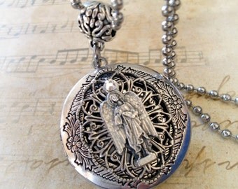 Items similar to Divine Mercy of Jesus, Stunning Locket Necklace, Beautiful Filigree Setting 