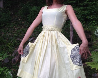 1940s Dress Yellow w Big Pockets / 1940s Dress / Shirt Waist Country Dress w Belt / Grey Design on Big Pockets / Size S