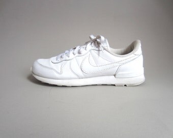 nike arrowz lace up sneakers white