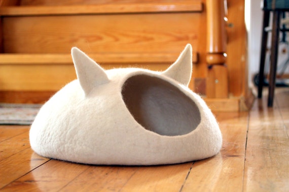 Pets bed / Cat bed - cat cave - cat house - eco-friendly handmade felted wool cat bed - natural white