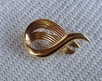 Vintage Monet Brooch Goldtone Pin