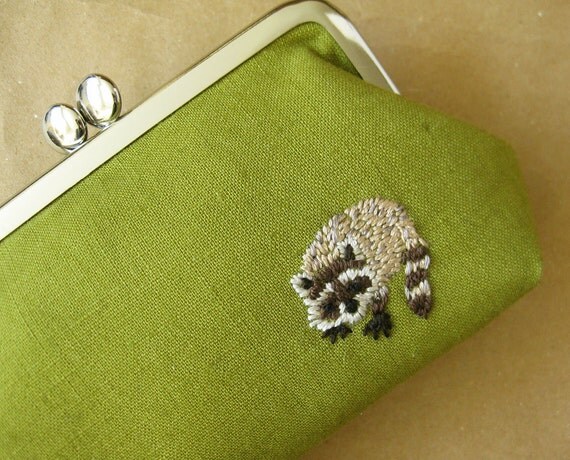Kisslock purse - raccoon on moss green