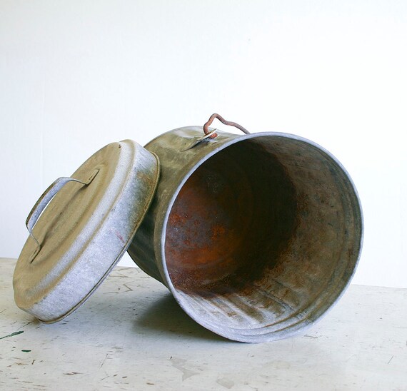 Small Vintage Galvanized Trash Can with Lid / Industrial Decor