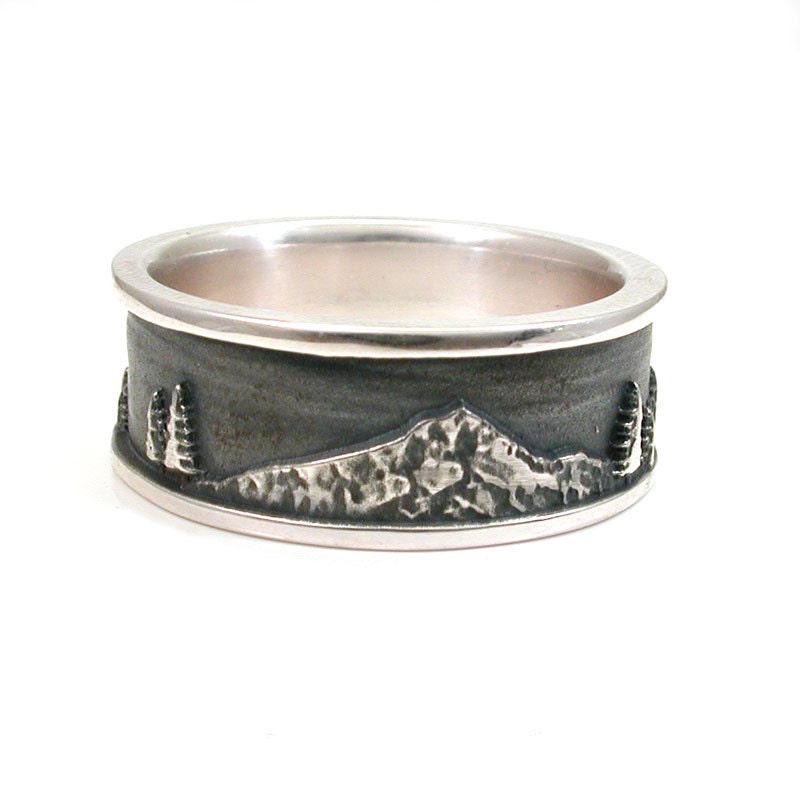 Wedding rings with mountains