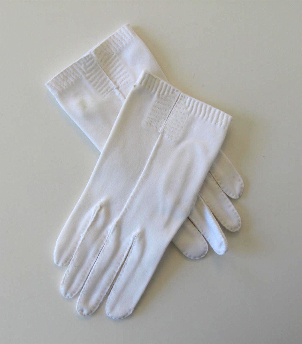 Vintage Short White Cotton Gloves Women's by jewelryandthings2