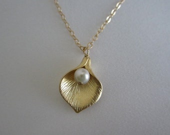 Calla Lily Flower Necklace. Pearl Pendant Necklace. Wedding. Bridal Jewelry. Silver. Gold. Rose Gold Flower. June Birthstone. Flower Pendant