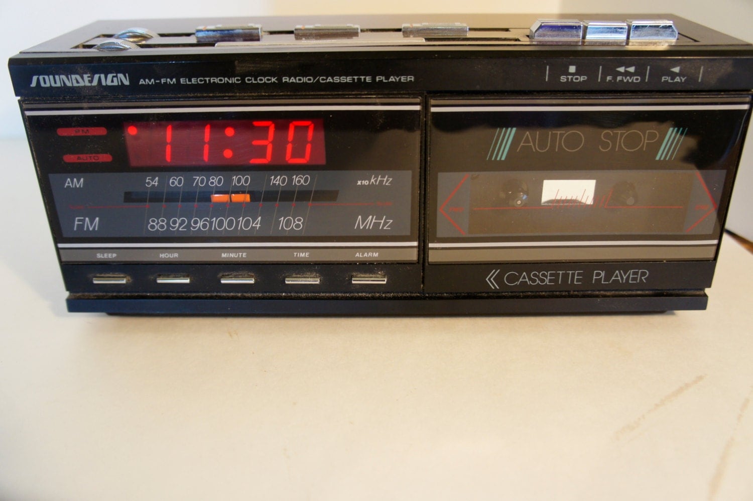 Sounddesign am/fm electronic alarm clock radio cassette player